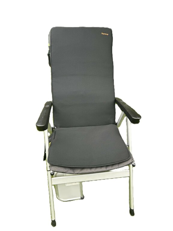 Thermrup Camping Heat Seat XL op een kampeerstoel met hoge rugleuning